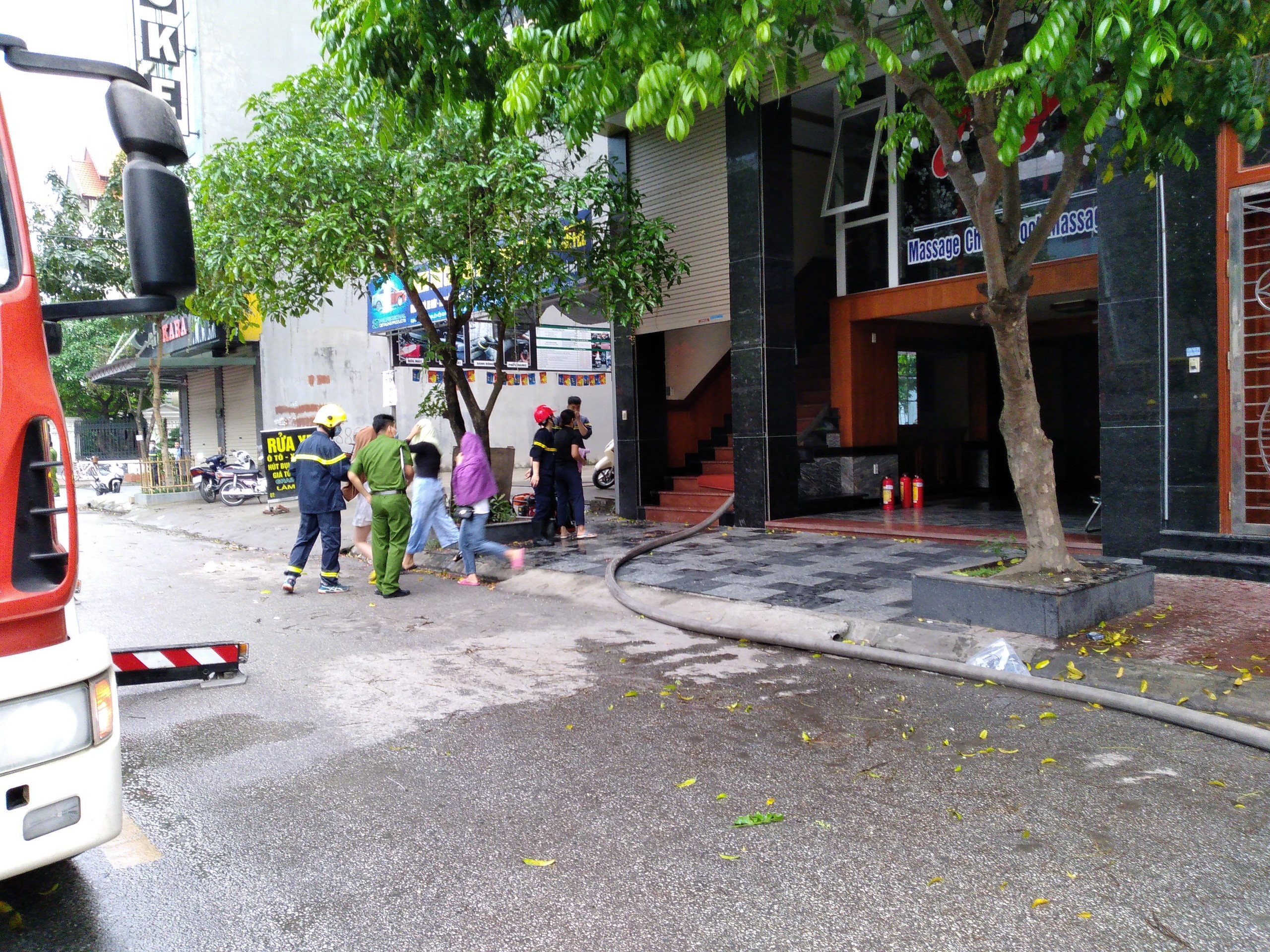 Cứu thành công 5 người trong toà nhà 9 tầng bị cháy